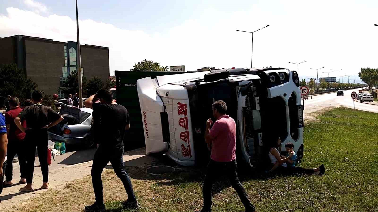 Üzerine tır devrilen otomobildeki aile ölümden döndü
