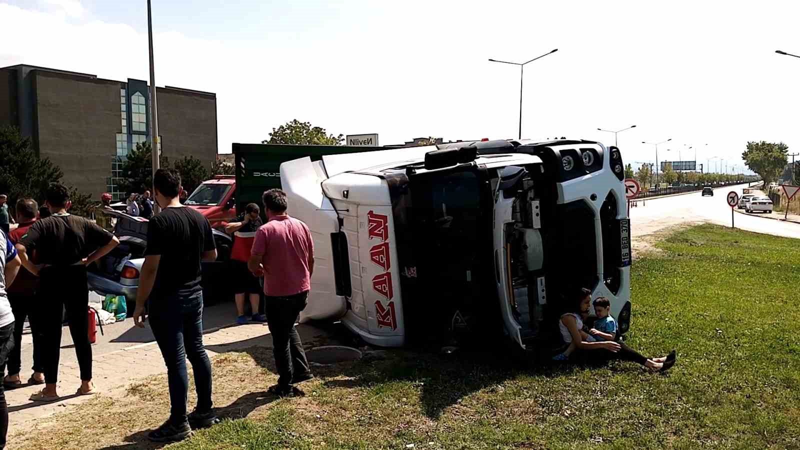 Üzerine tır devrilen otomobildeki aile ölümden döndü
