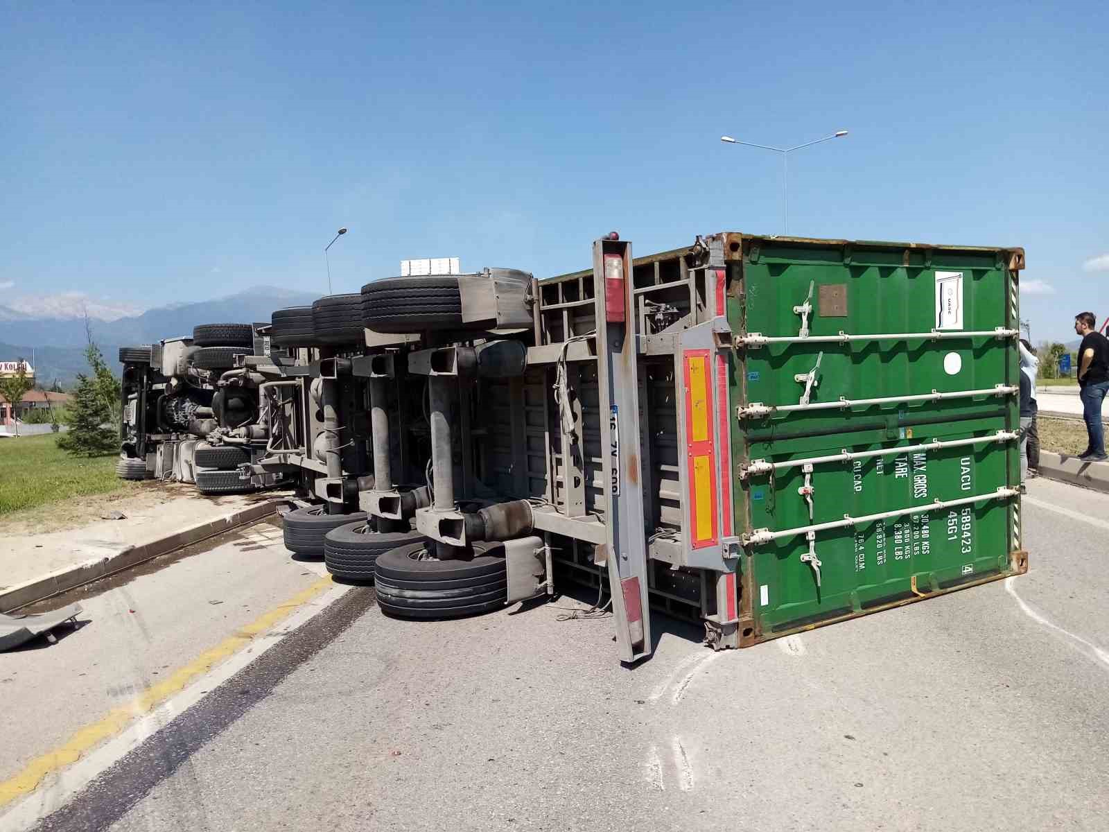 Üzerine tır devrilen otomobildeki aile ölümden döndü
