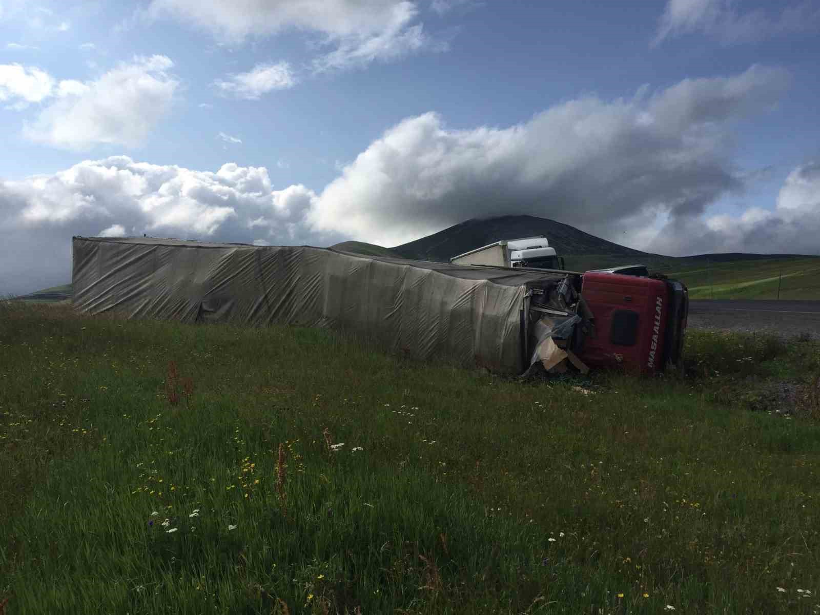 Ardahan’da tır devrildi: 1 yaralı
