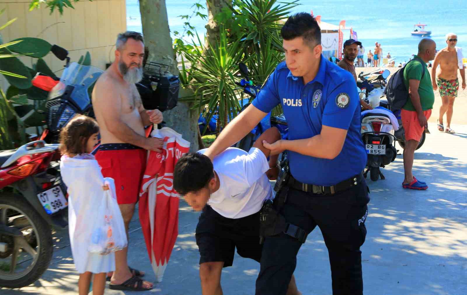 Sivil polise neşter ve av baltası ile direnen gençler, ters kelepçe ile gözaltına alındı
