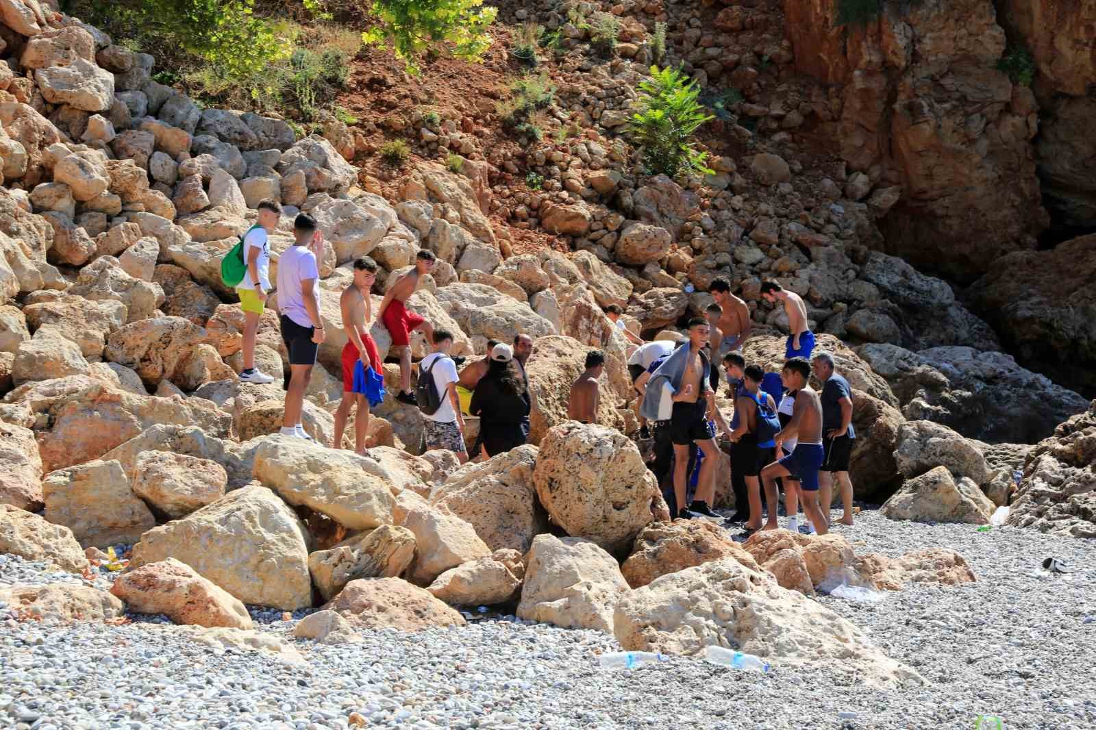 Sivil polise neşter ve av baltası ile direnen gençler, ters kelepçe ile gözaltına alındı
