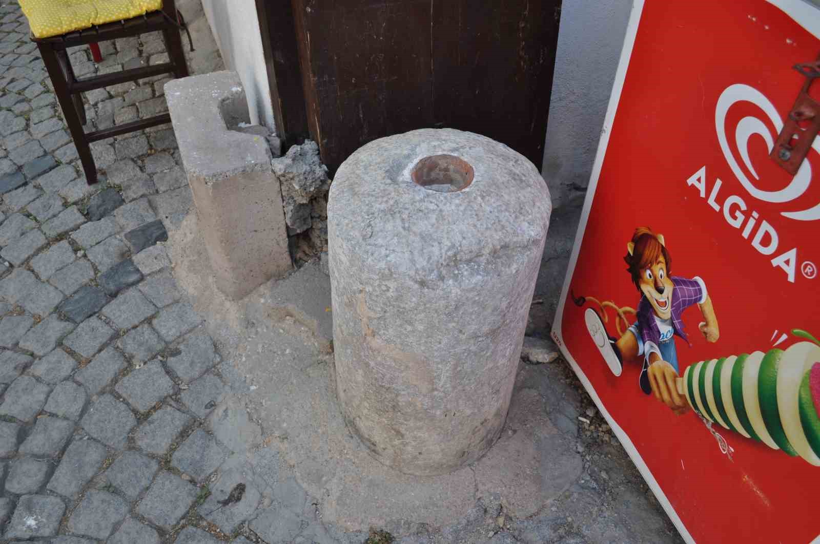 Sadaka taşına değersiz madeni para ve çöp atılmasına esnaf tepki gösterdi
