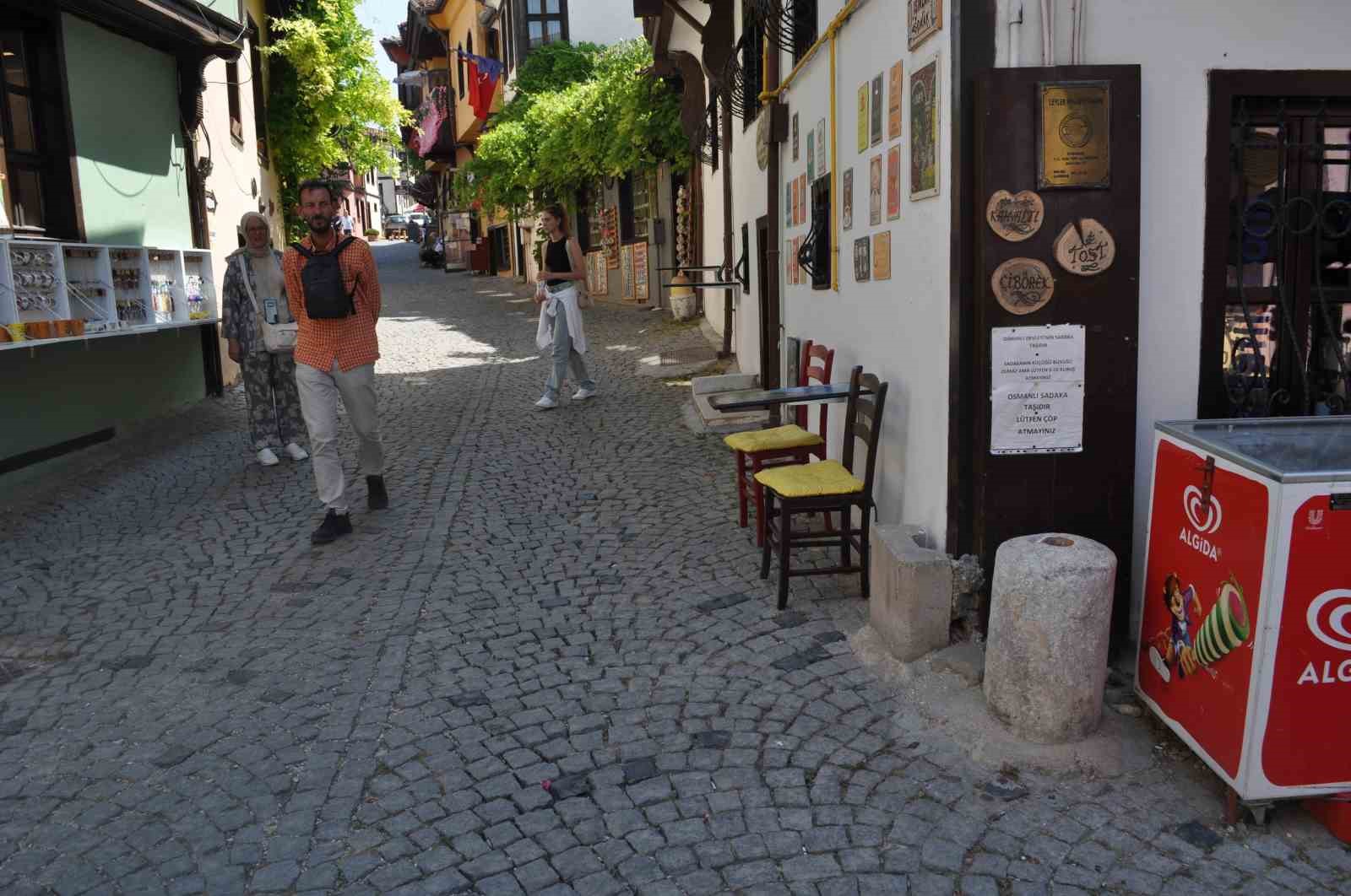 Sadaka taşına değersiz madeni para ve çöp atılmasına esnaf tepki gösterdi
