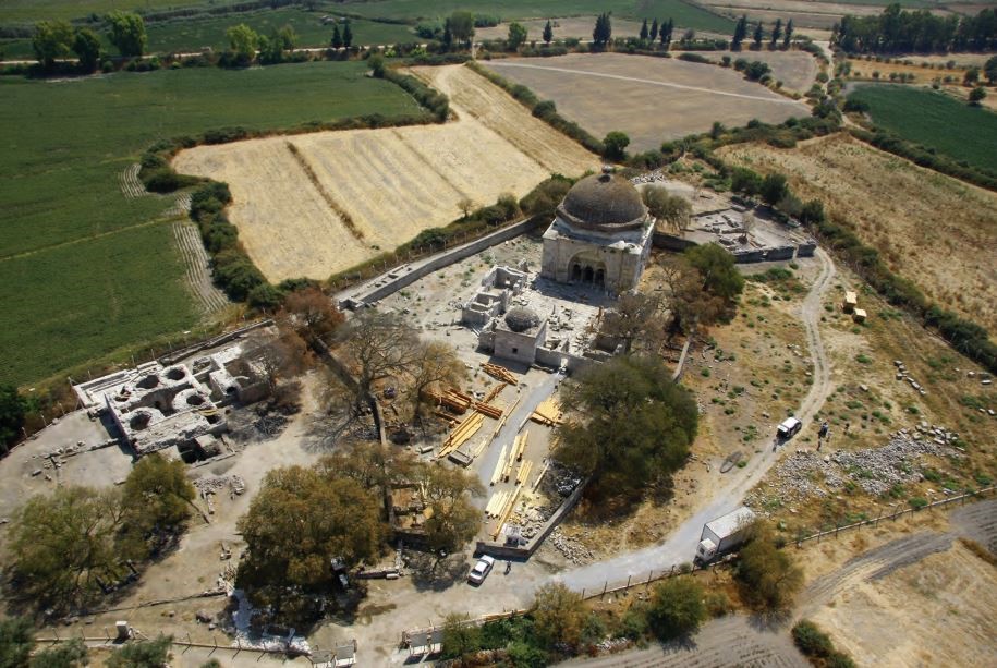 Tarihin derin izlerini taşıyan külliye keşfedilmeyi bekliyor
