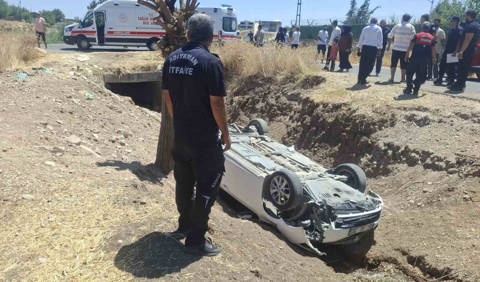 Otomobil dere yatağına yuvarlandı: 3 yaralı
