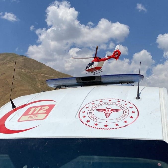 Yüksekten düşen çocuk için helikopter ambulans havalandı
