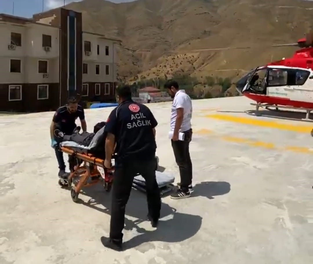 Yüksekten düşen çocuk için helikopter ambulans havalandı
