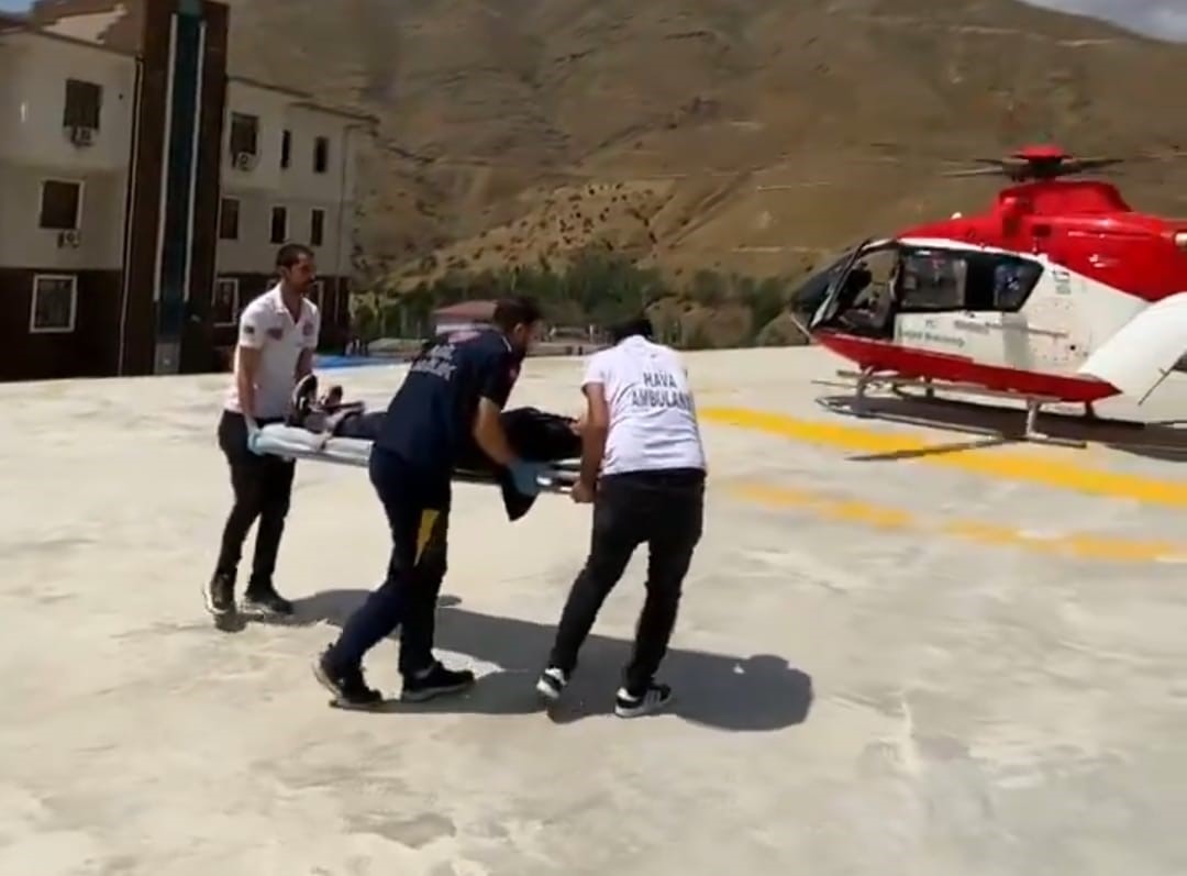 Yüksekten düşen çocuk için helikopter ambulans havalandı
