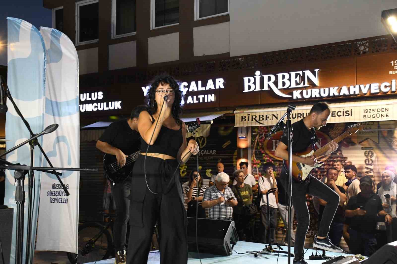 Milli Kuvvetler Caddesi trafiğe kapandı, sanata kapı açtı
