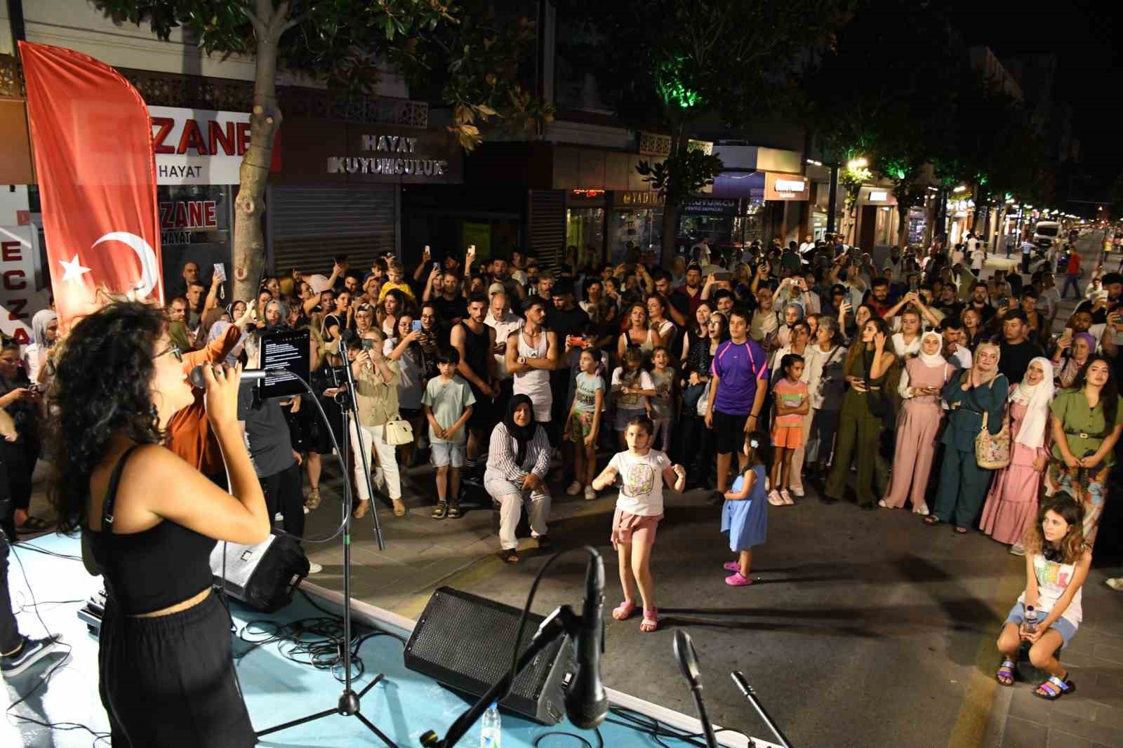 Milli Kuvvetler Caddesi trafiğe kapandı, sanata kapı açtı
