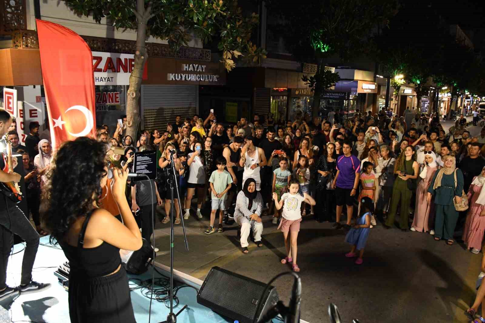 Milli Kuvvetler Caddesi trafiğe kapandı, sanata kapı açtı
