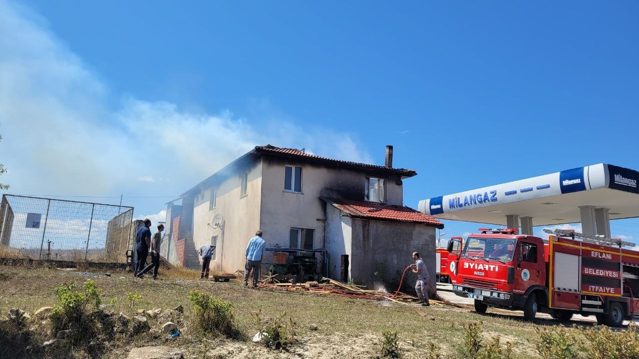 Eflani’de çatı yangını büyümeden söndürüldü
