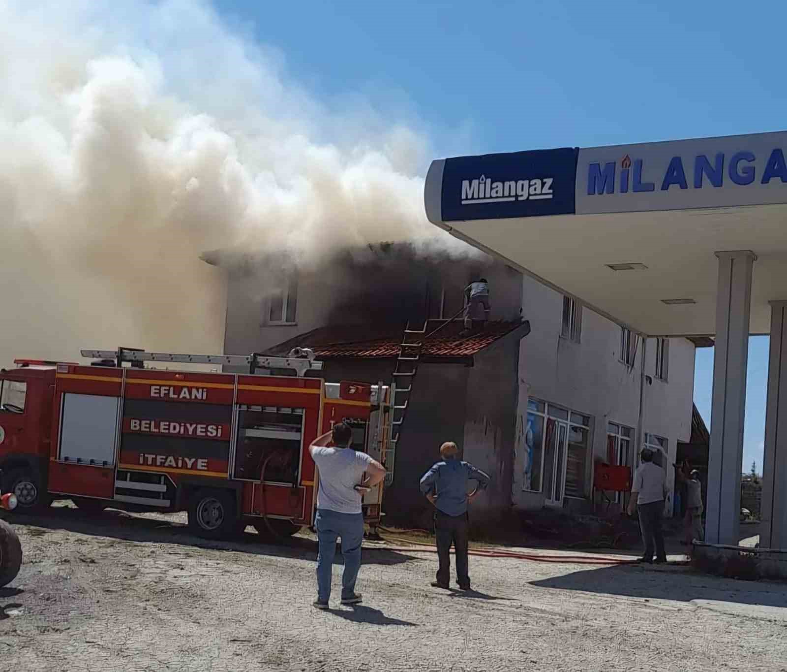 Eflani’de çatı yangını büyümeden söndürüldü
