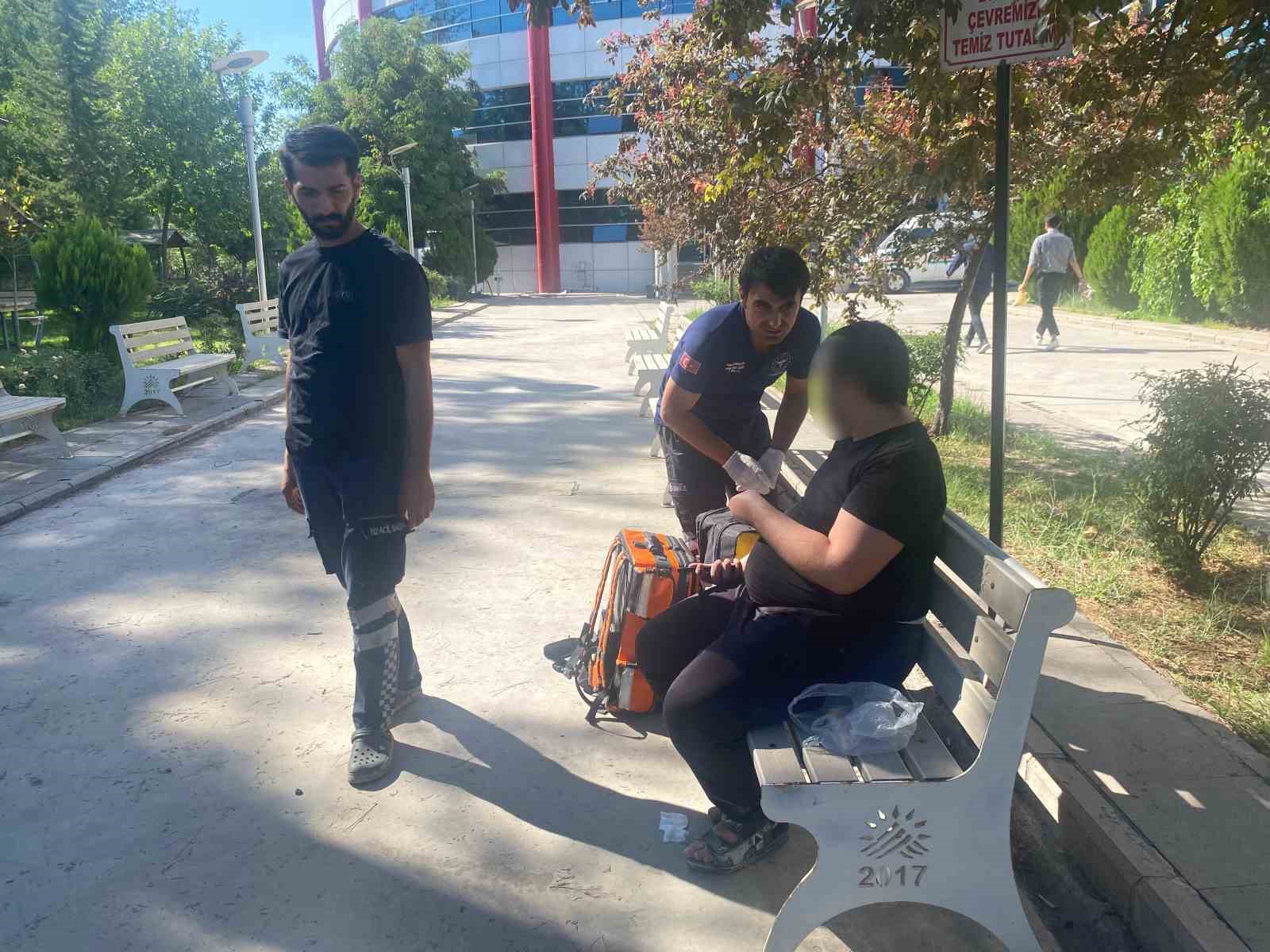 Üstr geçitten 2. kez atlamak isteyen genci adliye polisleri yakaladı
