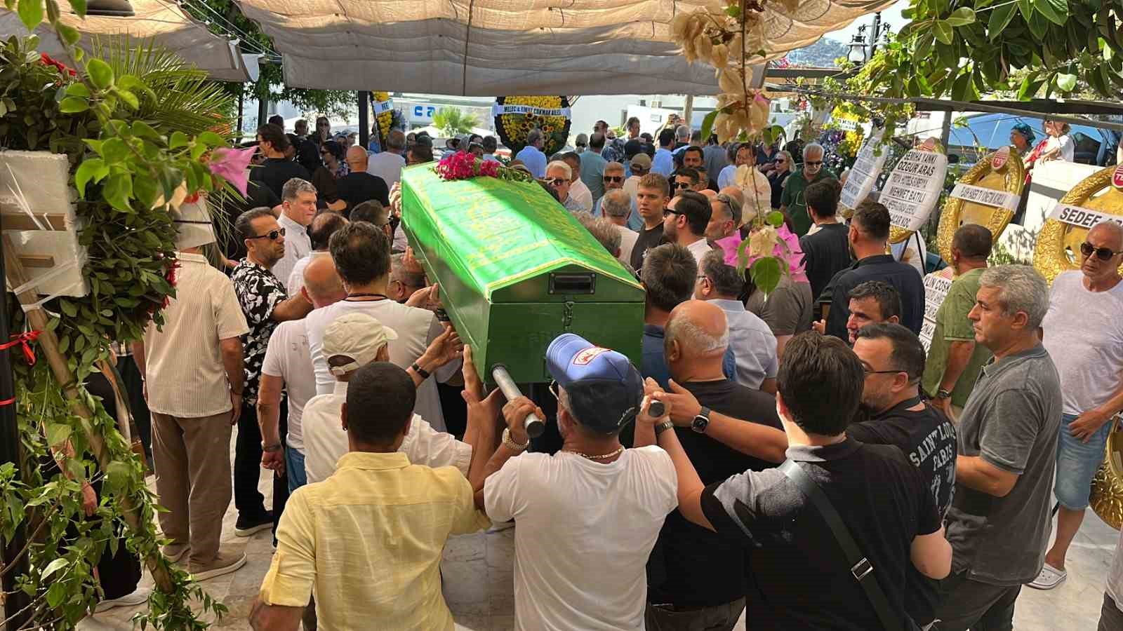 Safiye Soyman oğlunu gözyaşları içerisinde son yolculuğuna uğurladı
