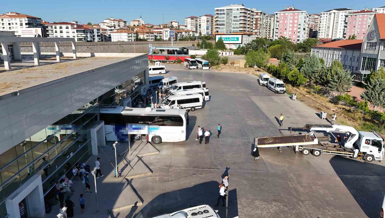 Yolcu otobüsü otogara daldı, facianın eşiğinden dönüldü: 3 yaralı
