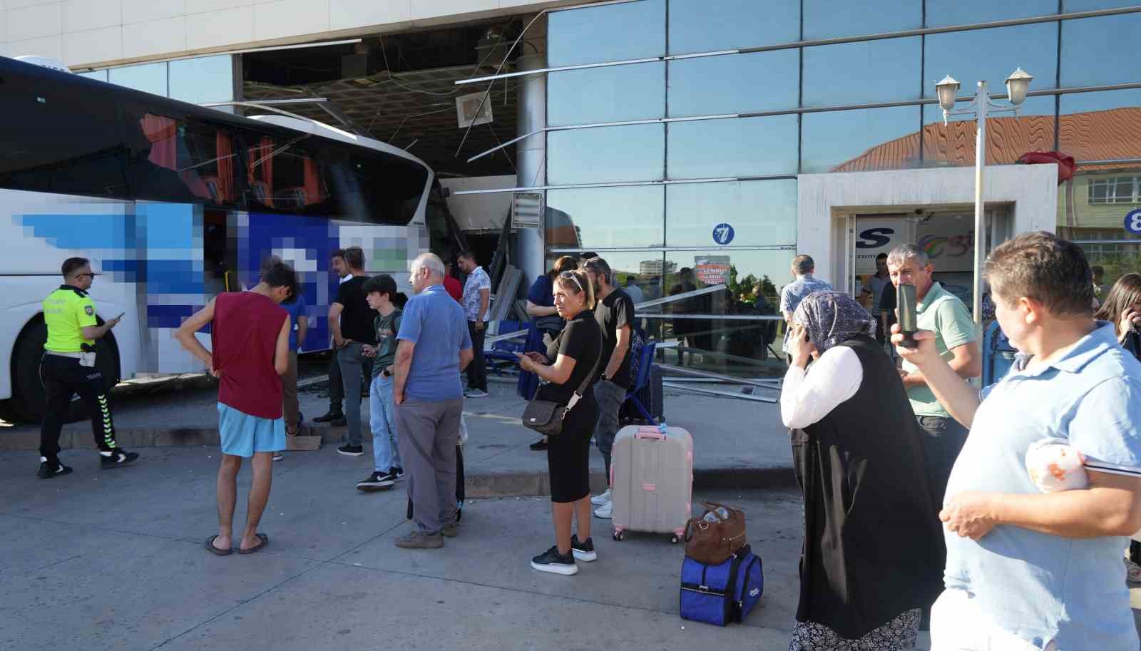 Yolcu otobüsü otogara daldı, facianın eşiğinden dönüldü: 3 yaralı
