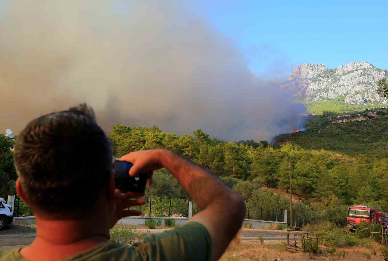 Antalya’daki orman yangınında 7 ev boşaltıldı
