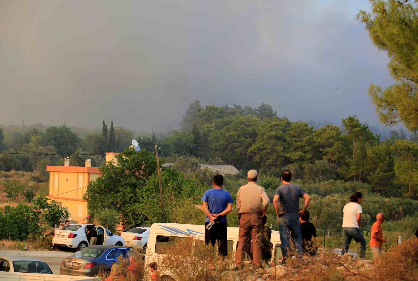 Antalya’daki orman yangınında 7 ev boşaltıldı
