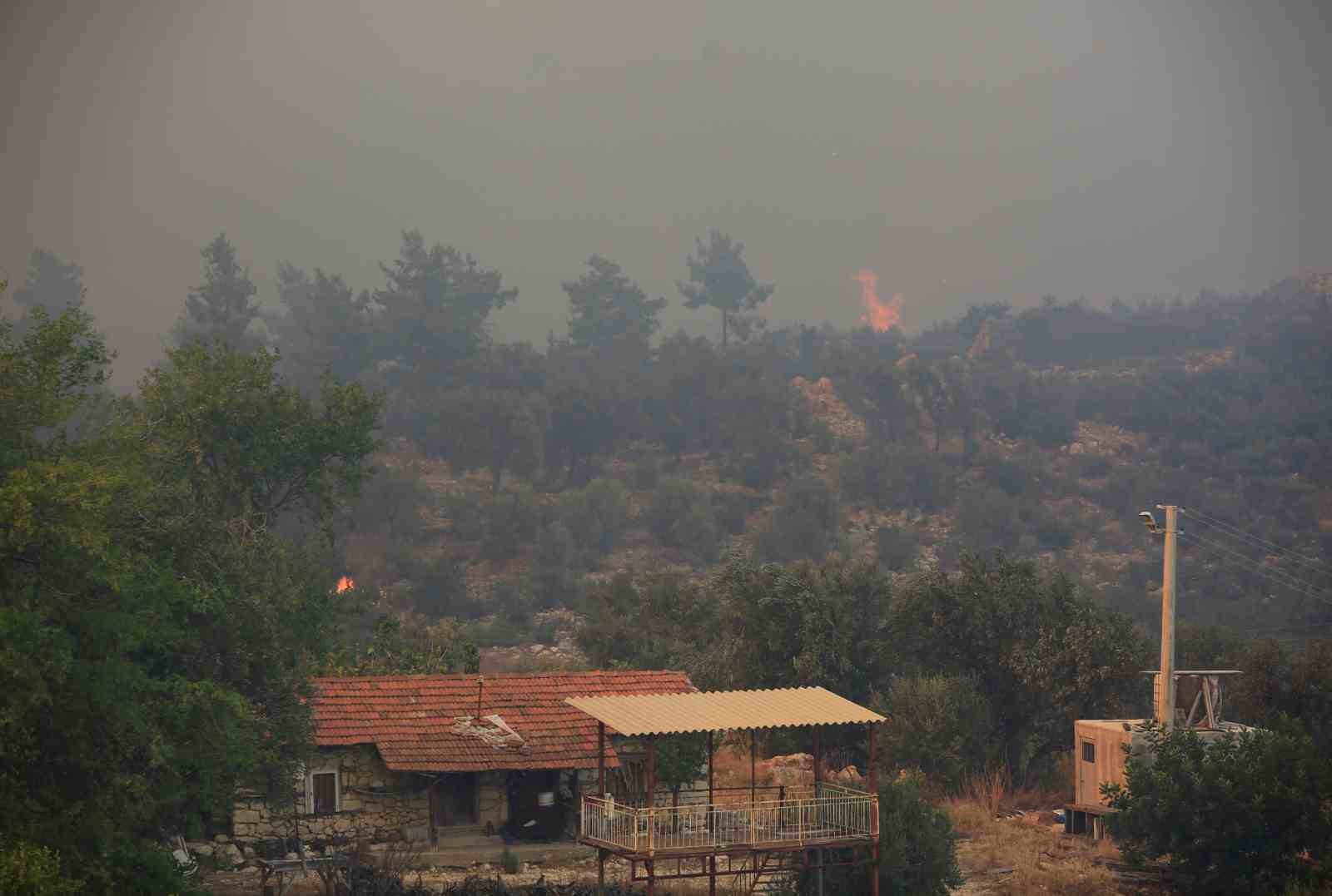 Antalya’daki orman yangınında 7 ev boşaltıldı
