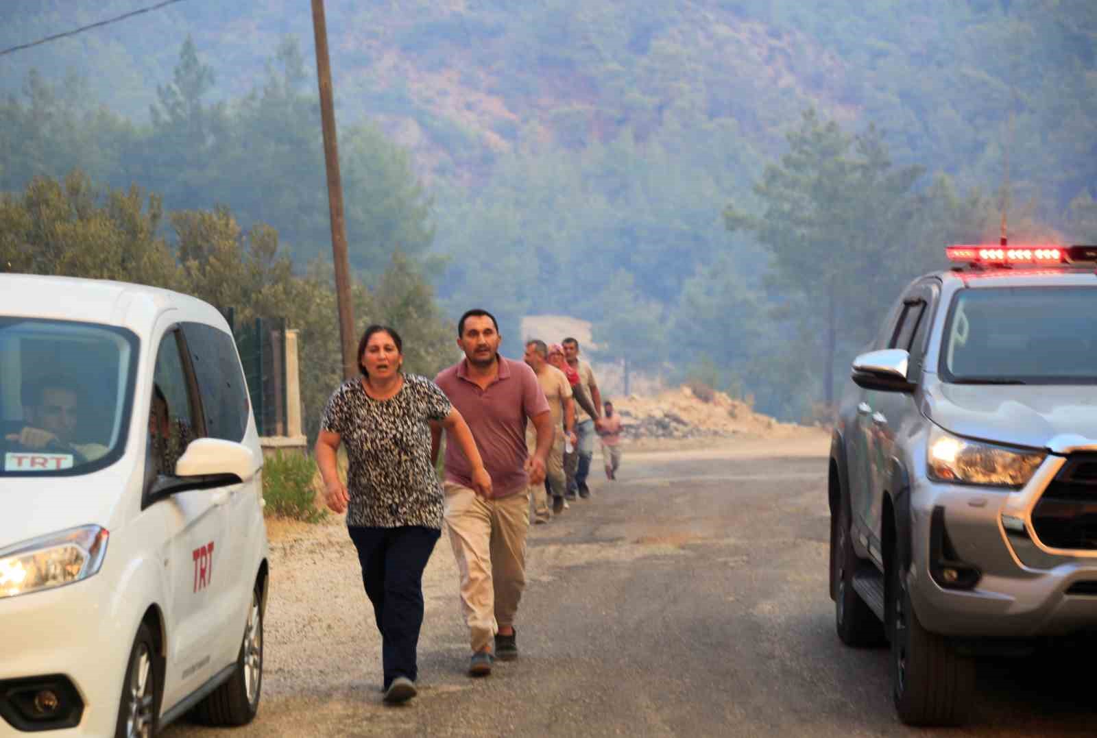 Antalya’daki orman yangınında 7 ev boşaltıldı
