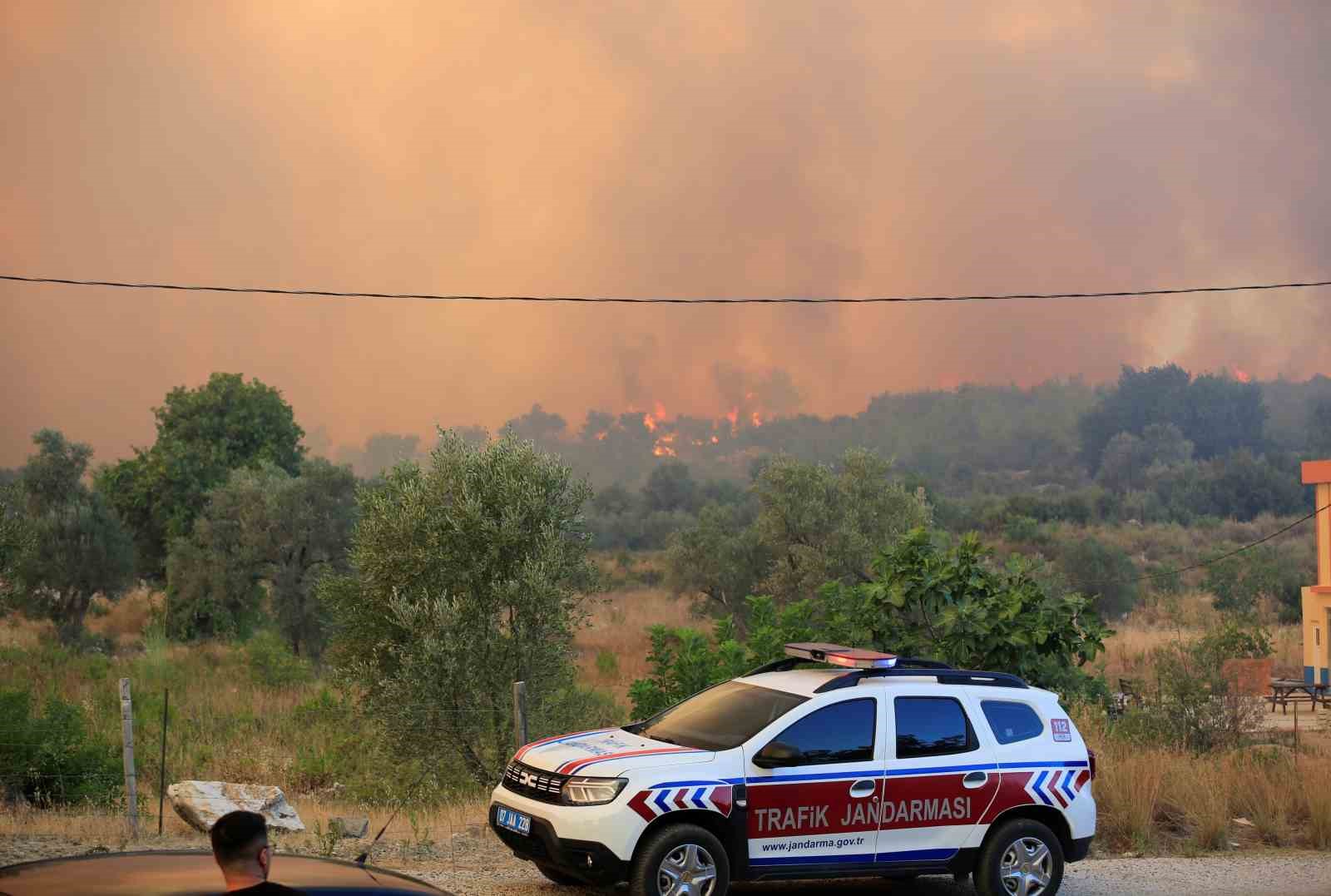 Antalya’daki orman yangınında 7 ev boşaltıldı
