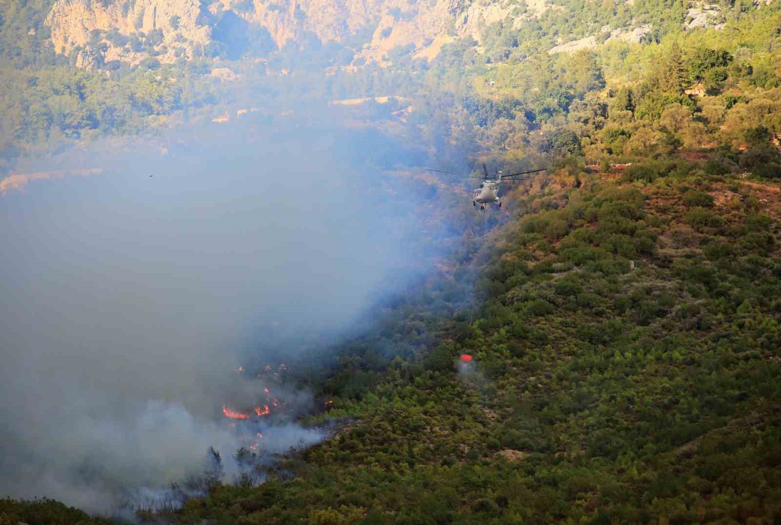 Antalya’daki orman yangınında 7 ev boşaltıldı
