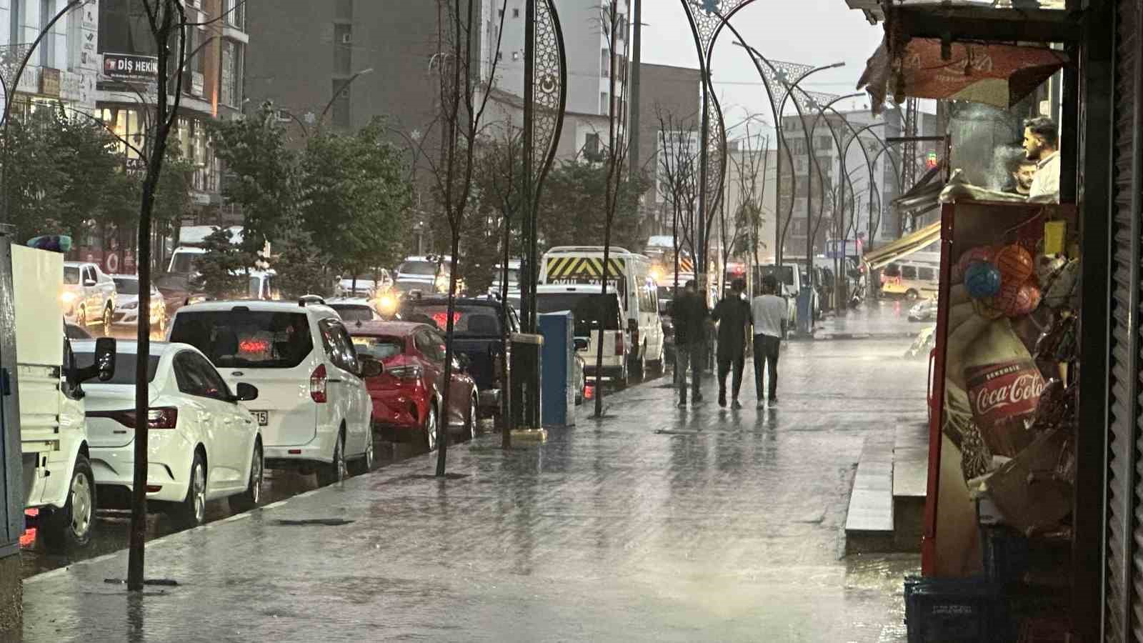 Yüksekova’da bunaltıcı sıcaklardan sonra yağmur sürprizi
