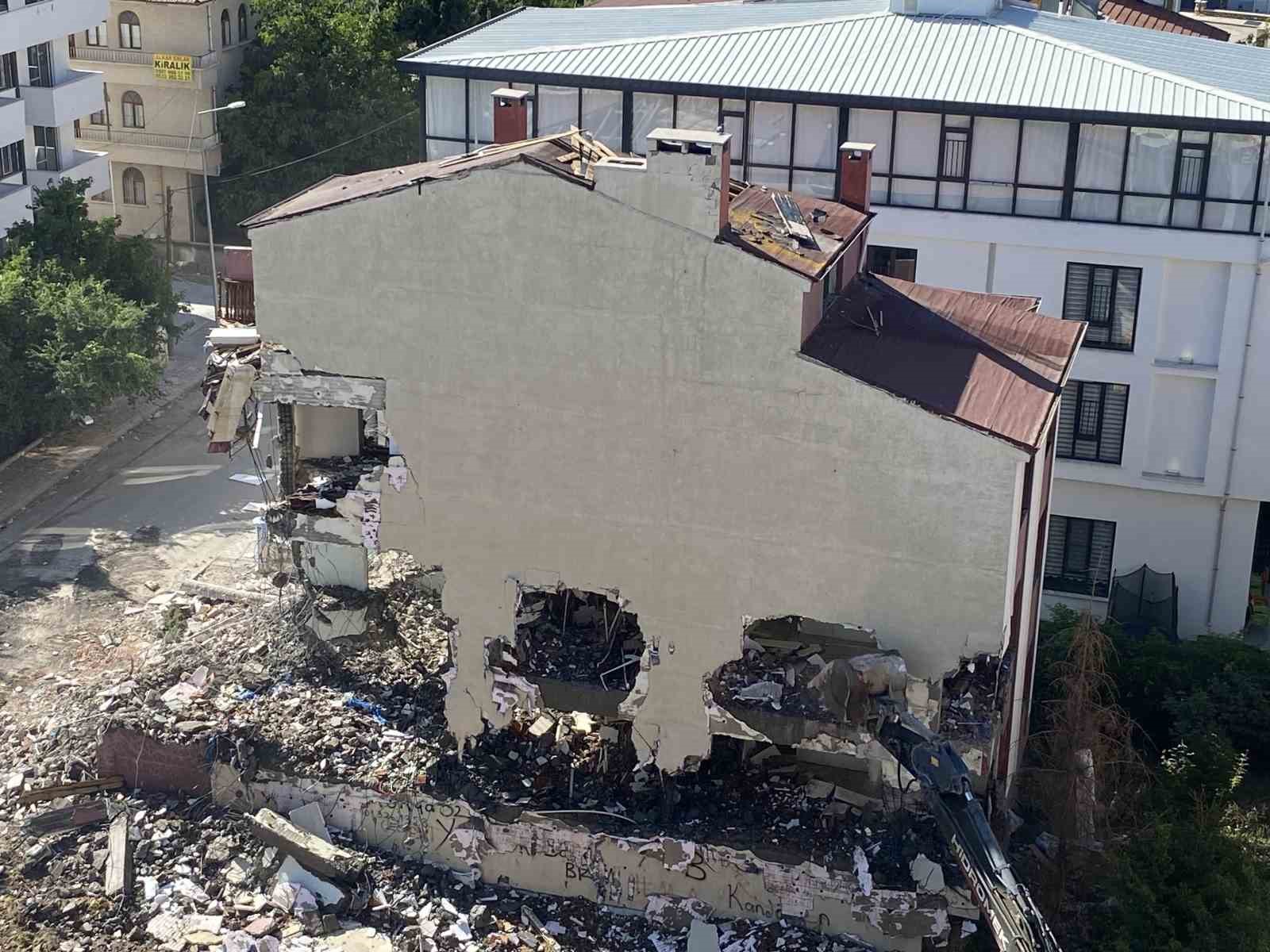 Elazığ’da yarım saatte yıkılması beklenen hasarlı bina 7 saatte yıkılamadı
