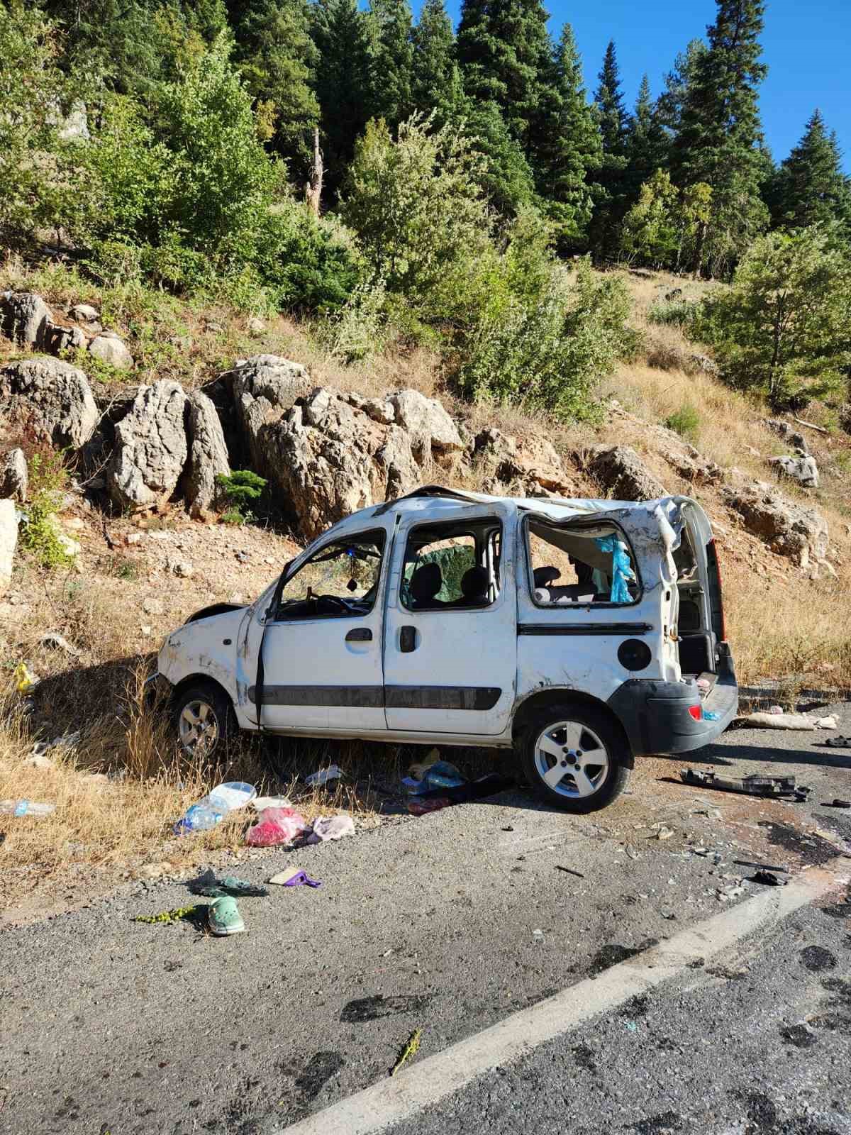 Antalya’da 4 araç birbirine girdi: 4 yaralı
