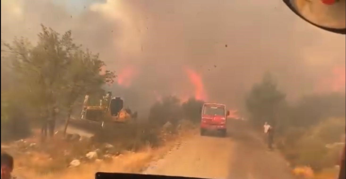 Antalya’daki orman yangınında yürekleri ağza getiren görüntü
