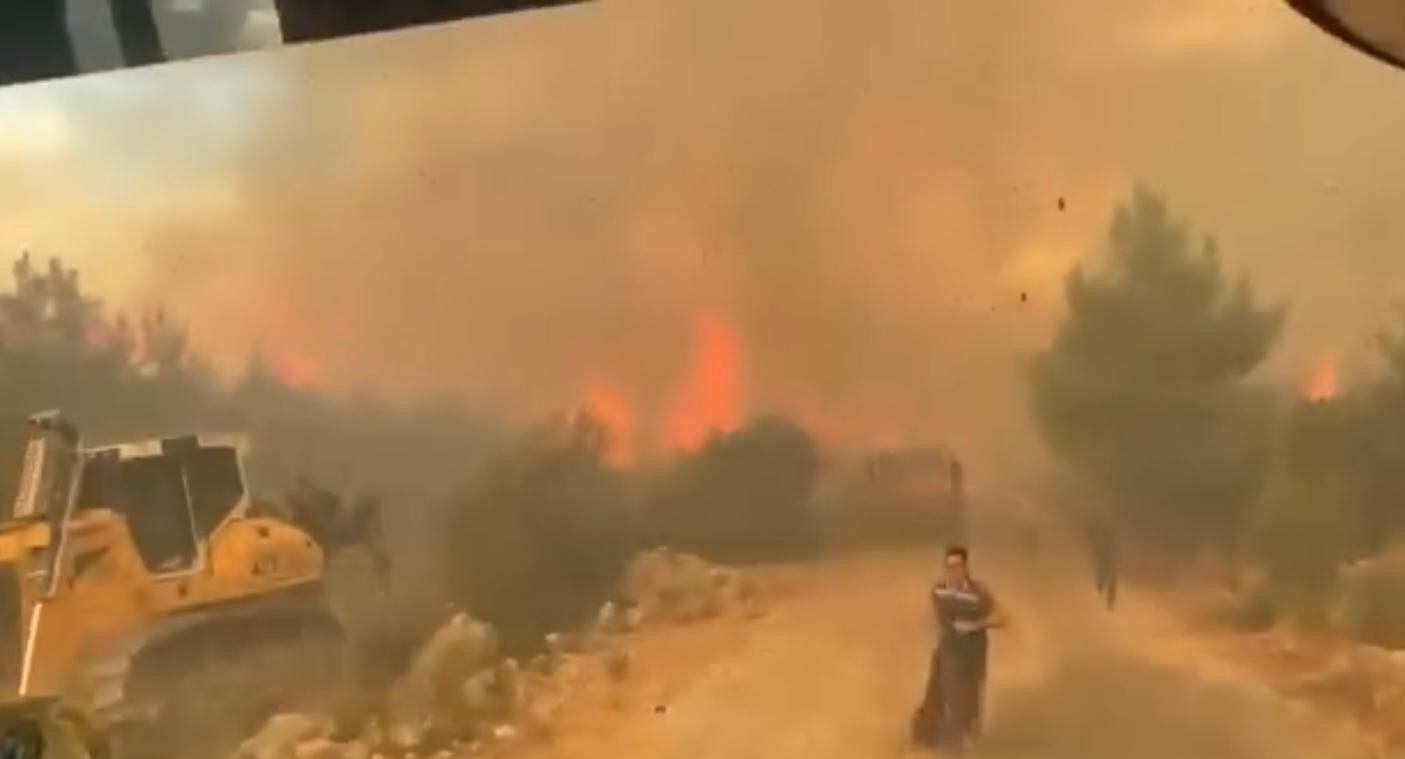 Antalya’daki orman yangınında yürekleri ağza getiren görüntü
