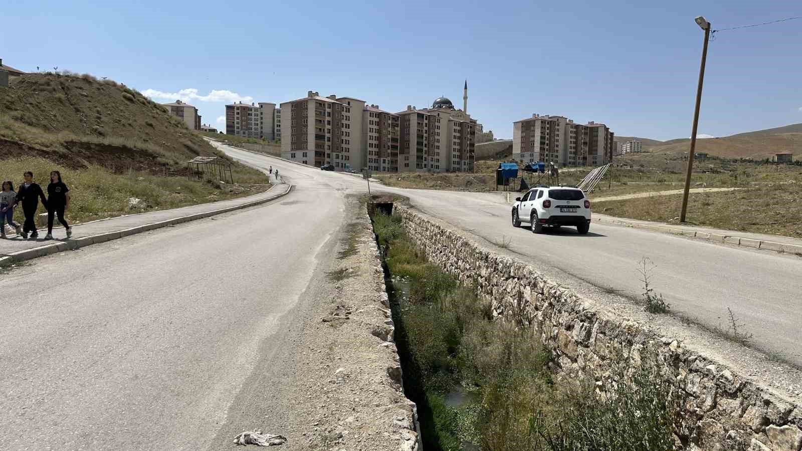 Yüksekova’da korkuluksuz kanal tehlike saçıyor
