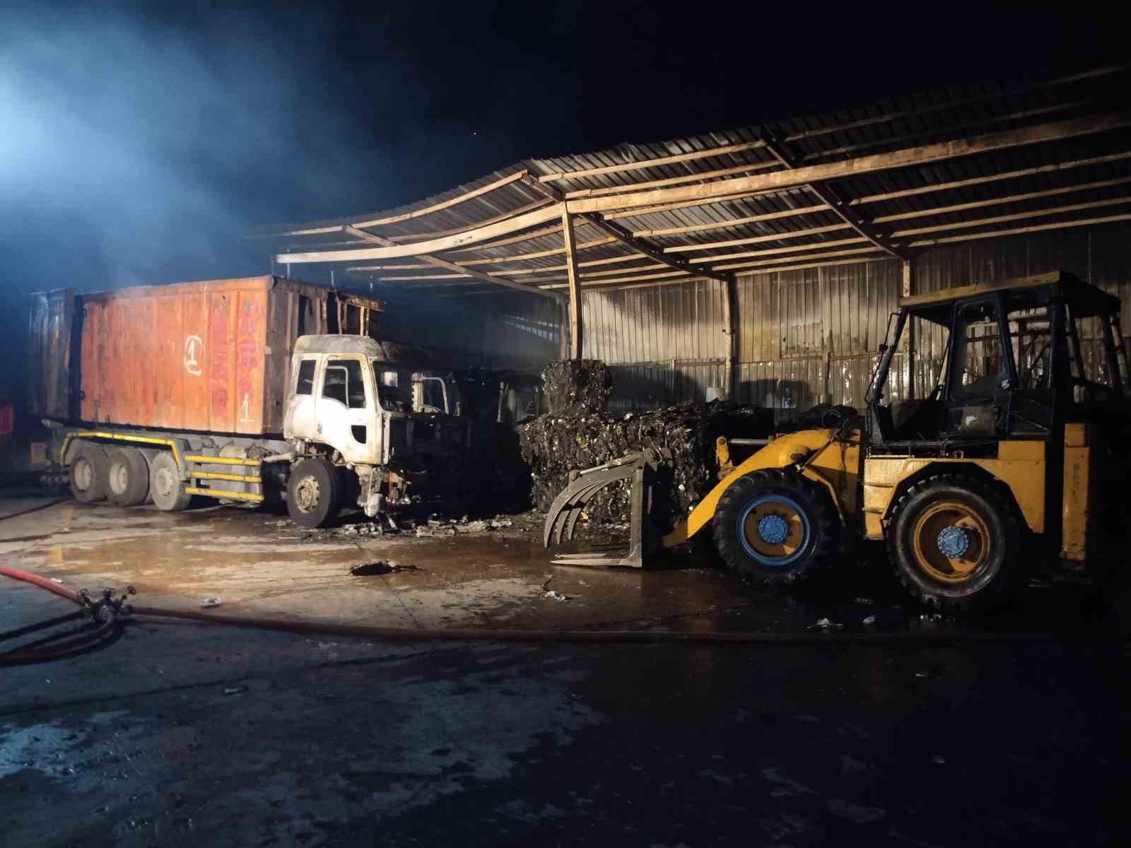 Ümraniye’de atık kağıt geri dönüşüm tesisinde çıkan yangın söndürüldü
