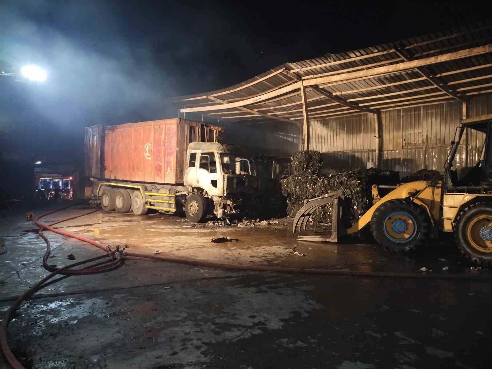 Ümraniye’de atık kağıt geri dönüşüm tesisinde çıkan yangın söndürüldü
