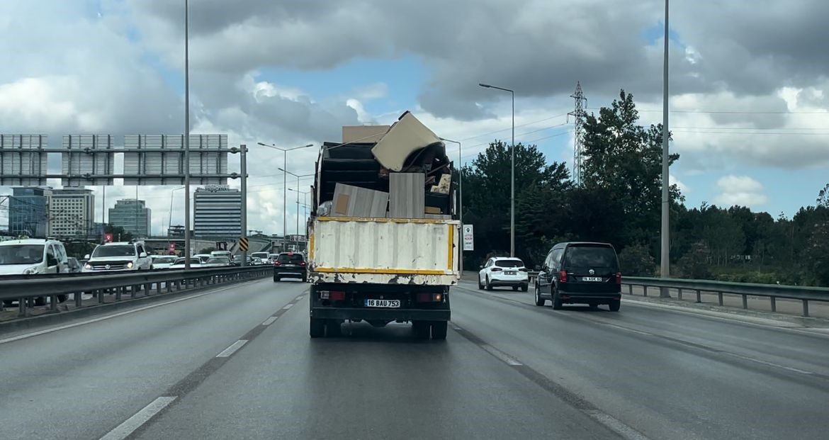 Bursa’da tehlikeli taşımacılık kamerada
