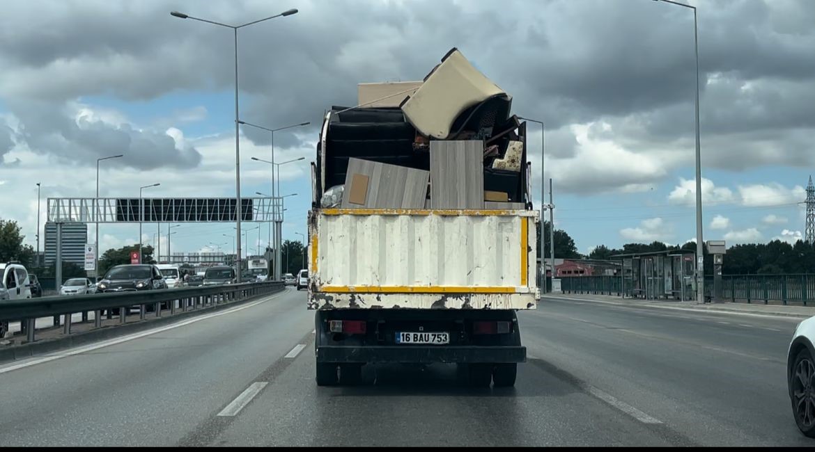 Bursa’da tehlikeli taşımacılık kamerada
