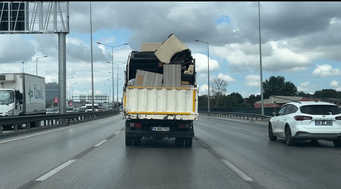 Bursa’da tehlikeli taşımacılık kamerada
