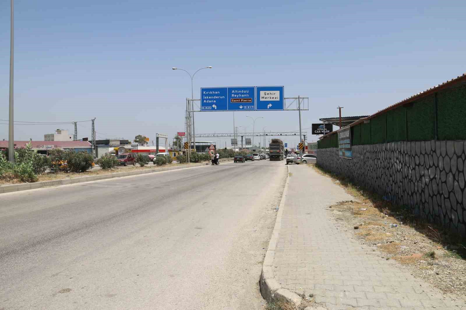 Araçtan akan yağın motosiklet sürücülerini zorladığı anlar kamerada
