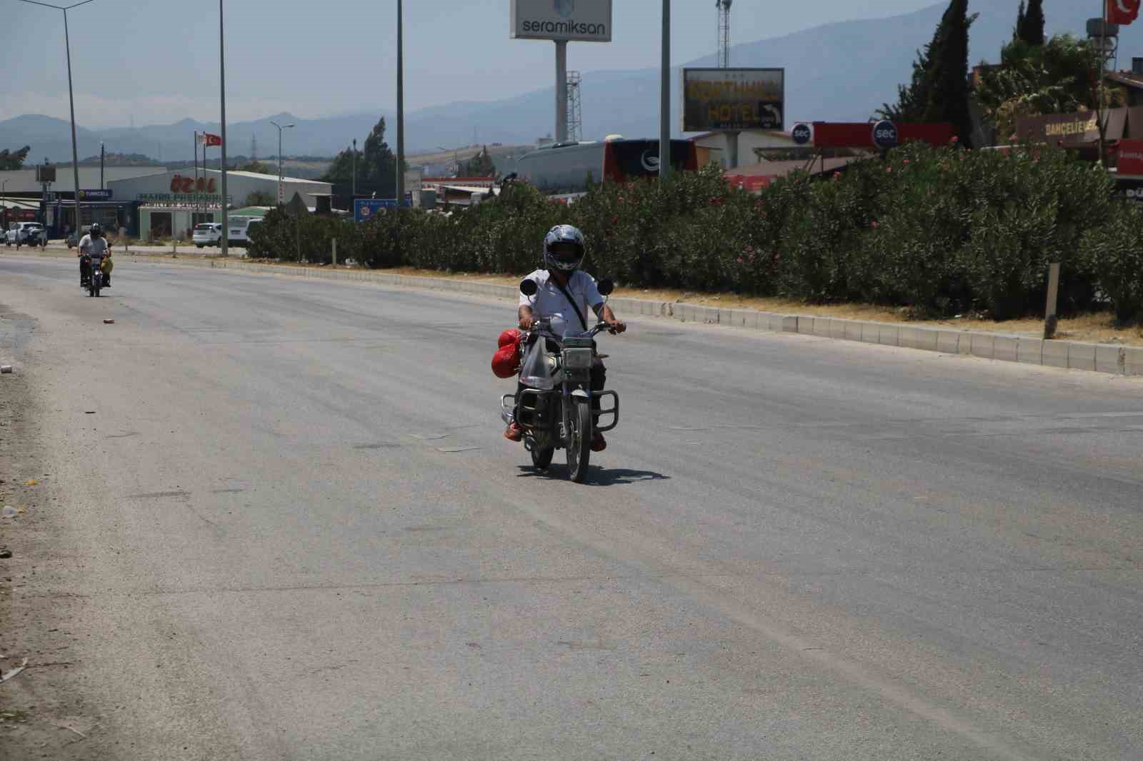 Araçtan akan yağın motosiklet sürücülerini zorladığı anlar kamerada
