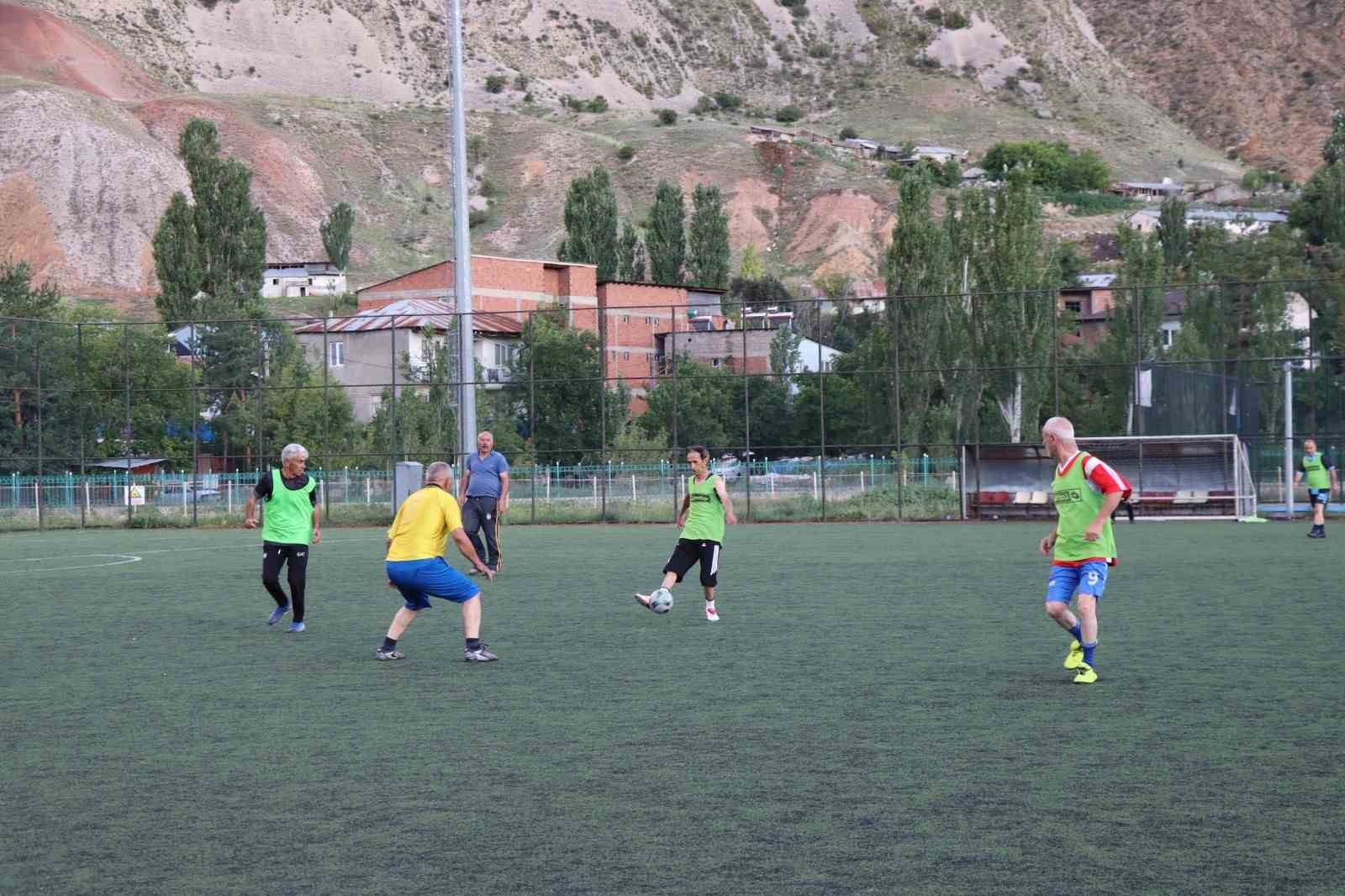 30 yıl sonra yeşil sahada bir kez daha buluştular
