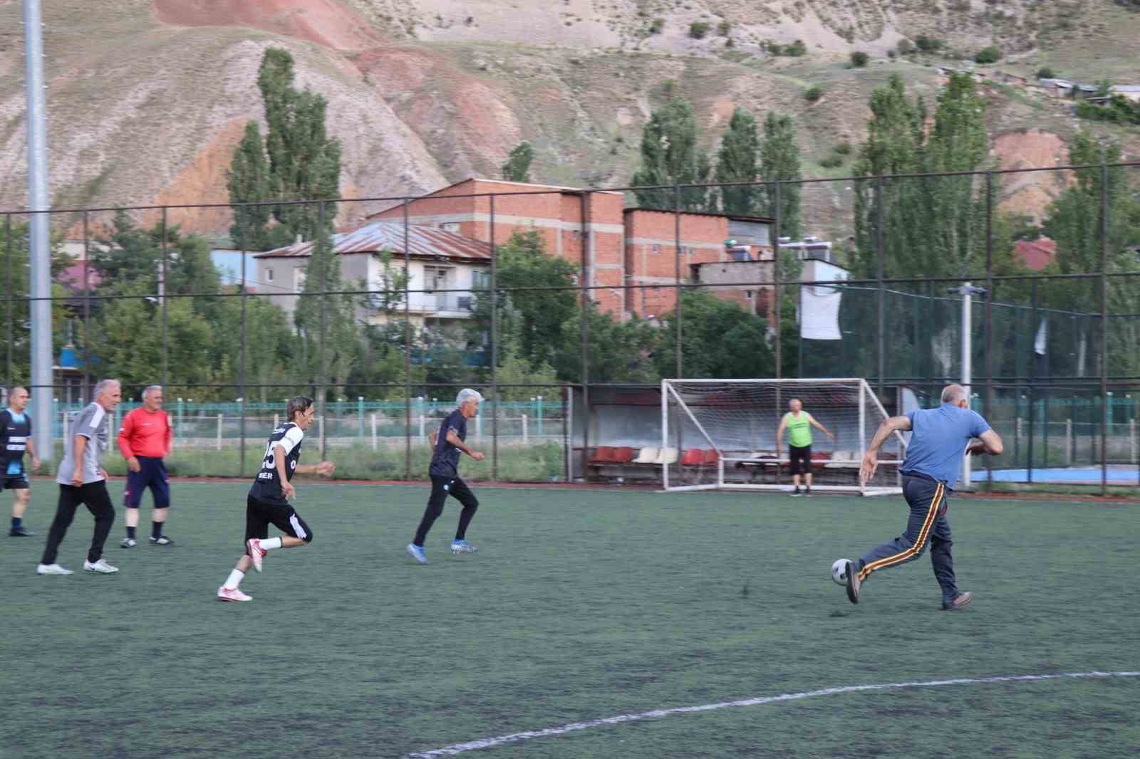 30 yıl sonra yeşil sahada bir kez daha buluştular
