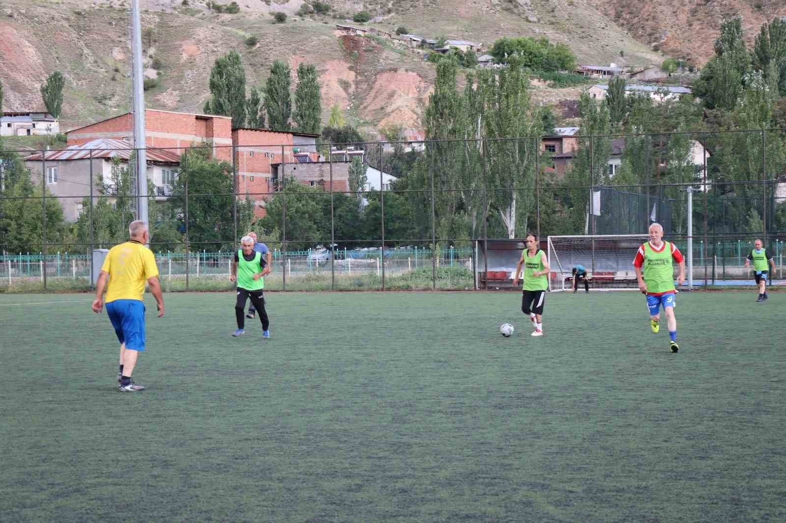 30 yıl sonra yeşil sahada bir kez daha buluştular
