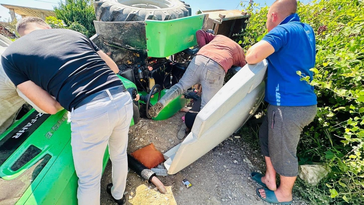 Kontrolden çıkan traktör devrildi: 1 ölü, 3 yaralı
