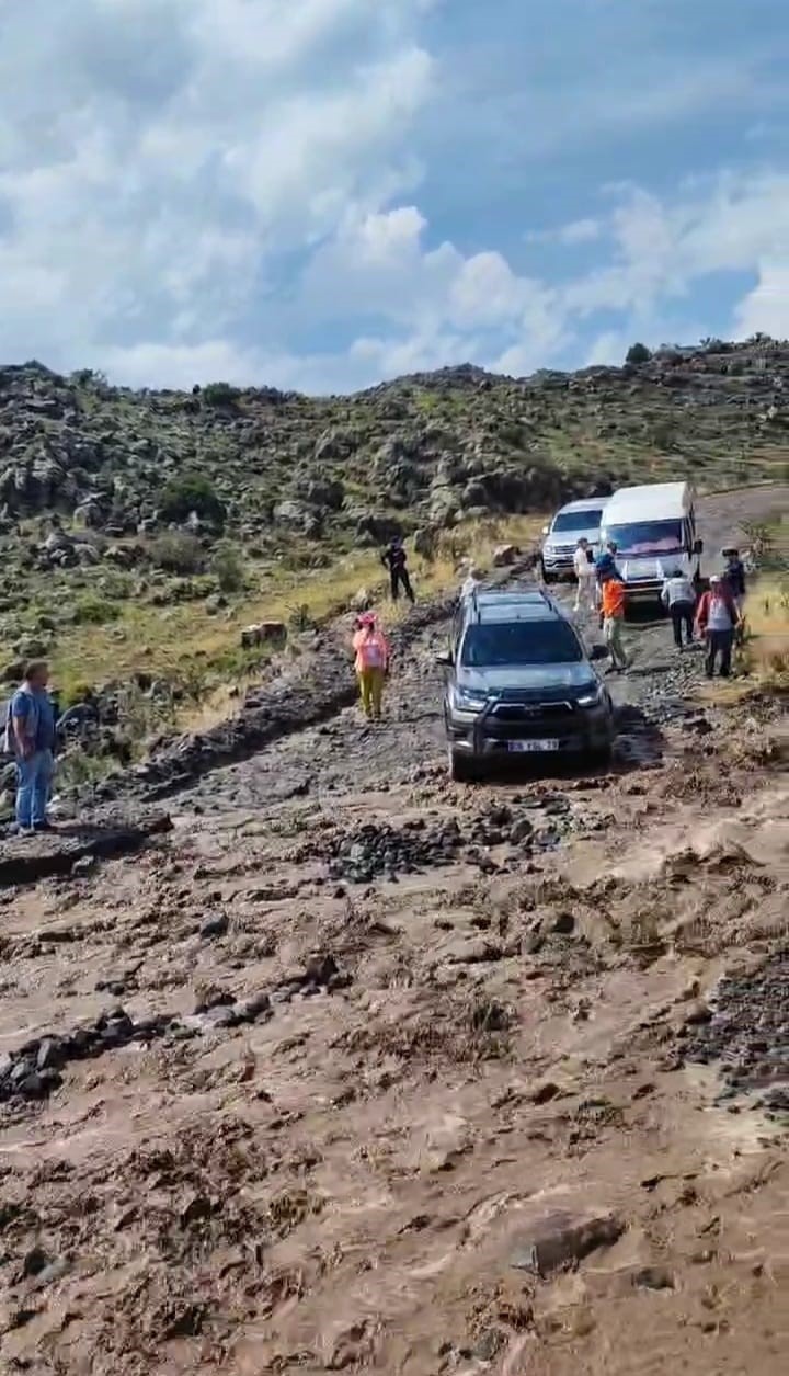 Ağrı Dağı’nda sel felaketi: Dağcılar ve turistler mahsur kaldı
