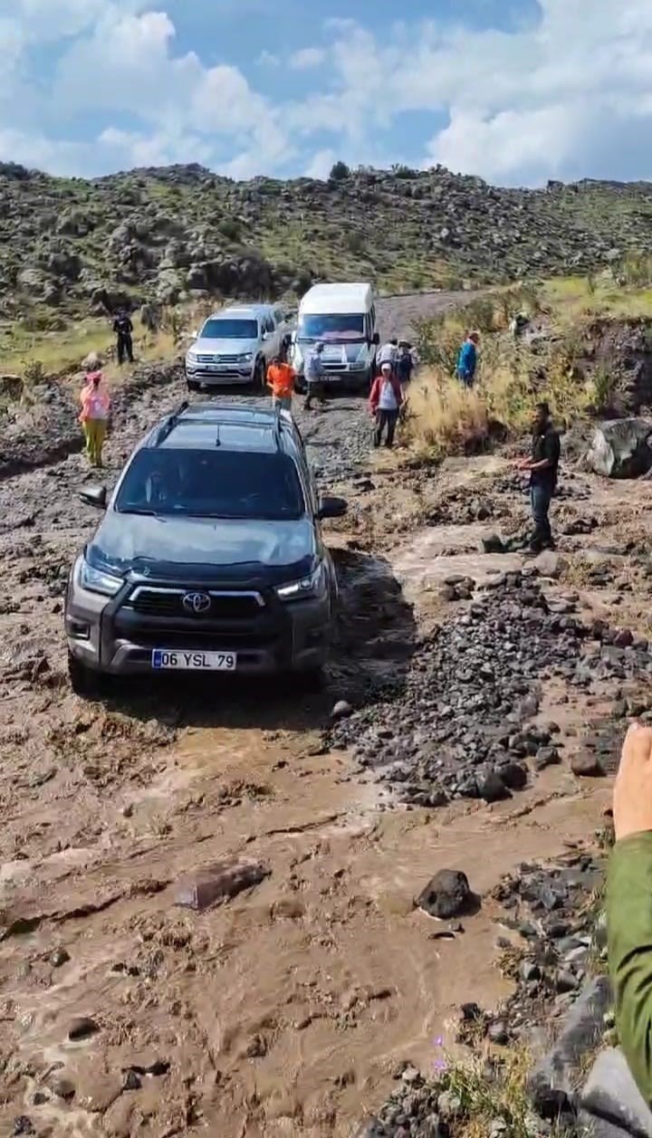 Ağrı Dağı’nda sel felaketi: Dağcılar ve turistler mahsur kaldı
