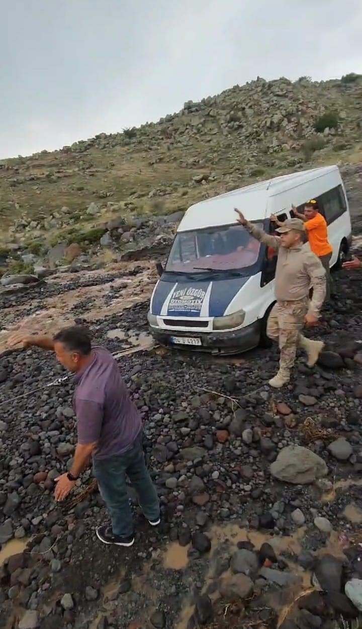 Ağrı Dağı’nda sel felaketi: Dağcılar ve turistler mahsur kaldı
