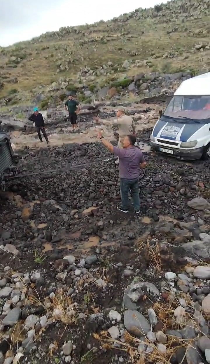 Ağrı Dağı’nda sel felaketi: Dağcılar ve turistler mahsur kaldı
