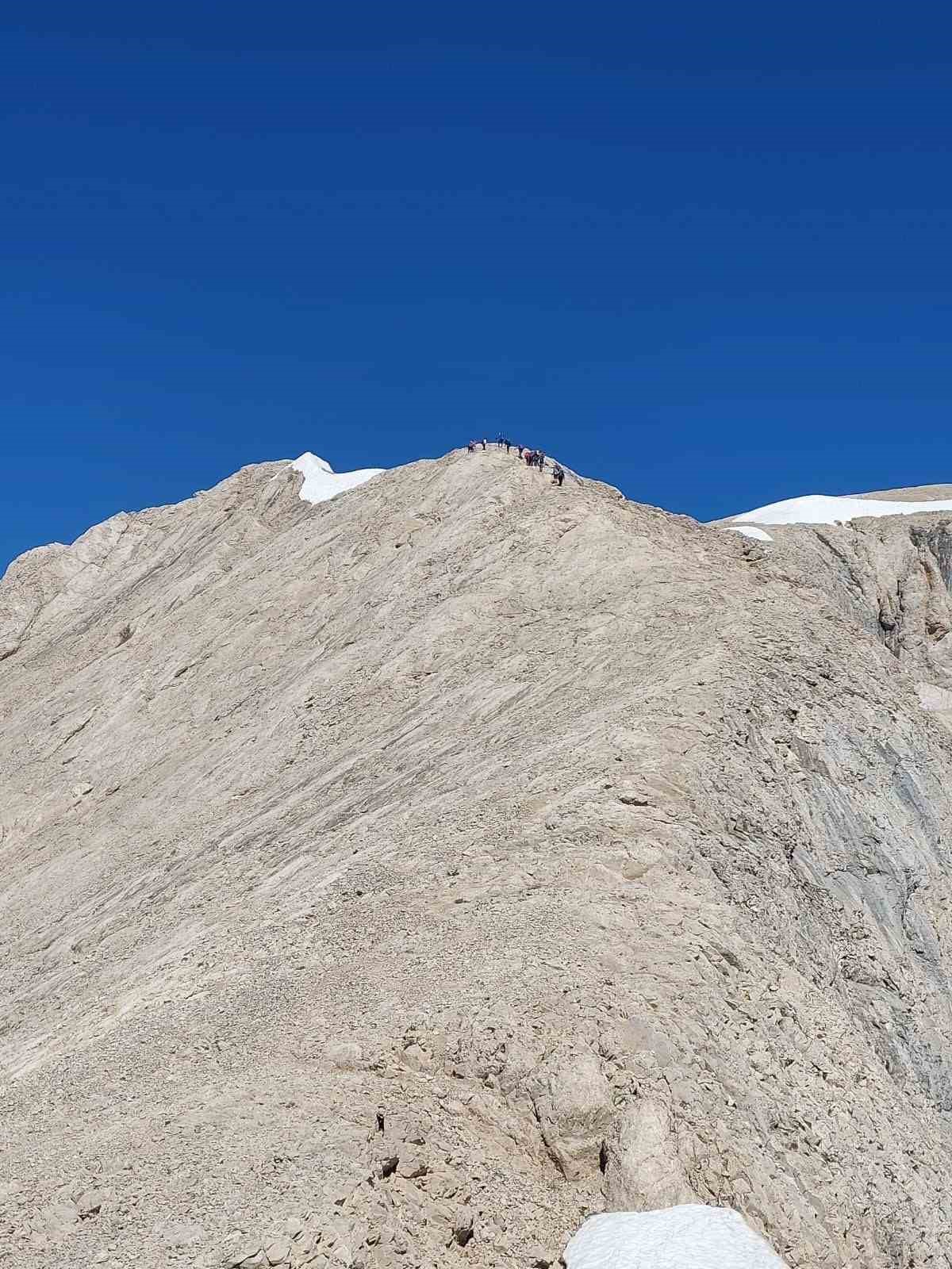 AFAD, Hakkari’deki Cilo Dağı zirvesine tırmanan personelini tebrik etti
